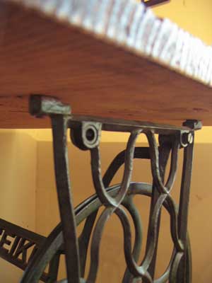 シン脚の古材板テーブル