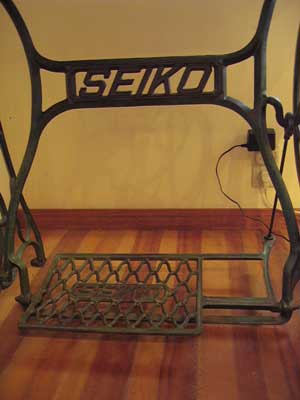 ミシン脚の古材板テーブル